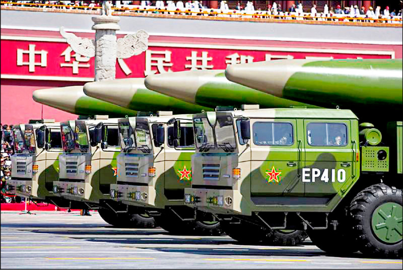 圖為解放軍在閱兵典禮上展示的東風-26中程彈道飛彈。（路透檔案照）
