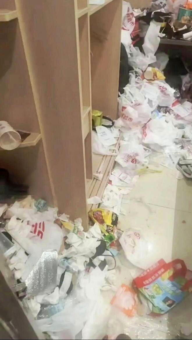 事发客房现场满地垃圾，除床铺外几乎无落脚空隙。（图片由受访者饭店提供）