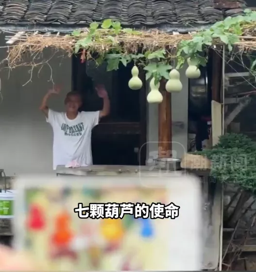 现实版“爷爷和7个葫芦娃”走红,奶奶哽咽打开心门