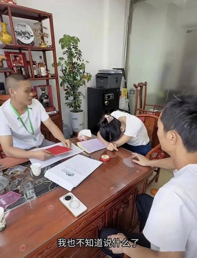 网传上海女房东卖房到一半，突然当场飙泪