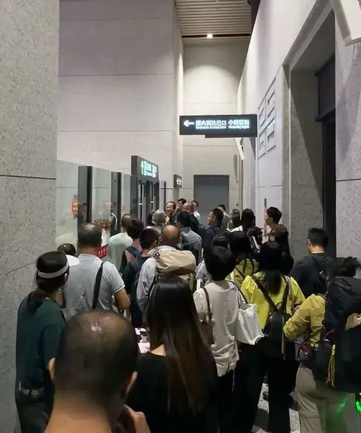 大批乘客飞抵后 机场出口却大门紧闭 涉事机场致歉