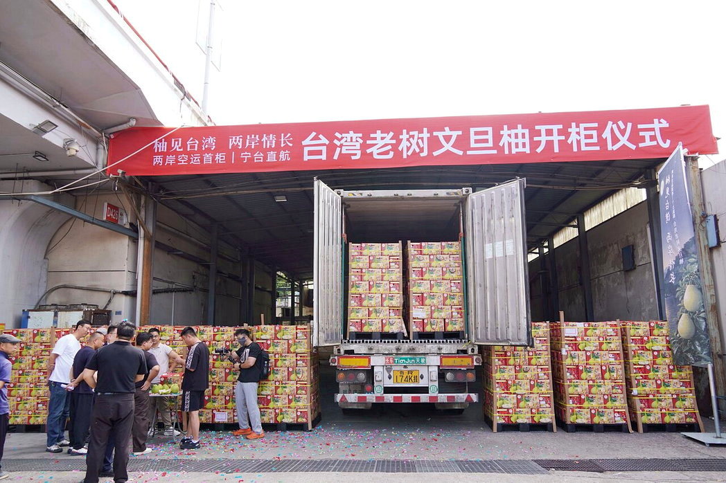 人民日报6日刊发评论文章批评民进党当局频频炒作赴陆「风险」,并以「逢陆必黑」形容... 人民日报6日刊发评论文章批评民进党当局频频炒作赴陆「风险」,并以「逢陆必黑」形容...