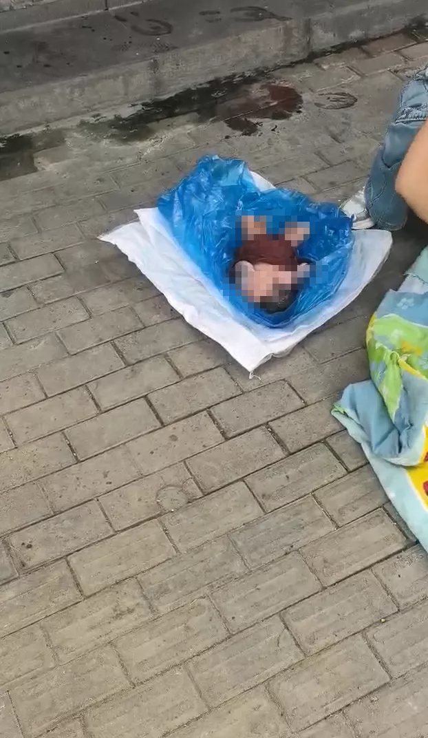 一女子公共卫生间生下女婴后独自离开?