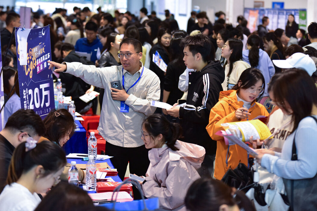 今年4月,中国阜阳的一场招聘会上挤满了前来求职的大学生。