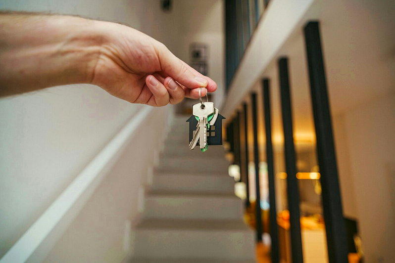 若继承的房屋中有租客,变更屋主并不代表租约自动终止,若要租客搬离须提前通知,若对...