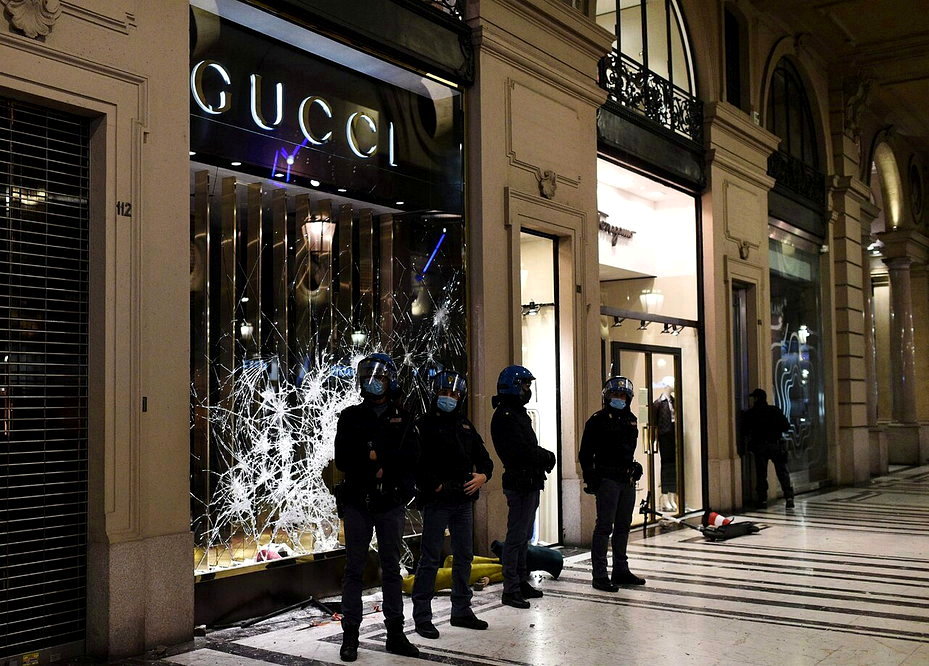 奢侈品牌Gucci已于近日完成在大陆市场新一轮降价,降价范围不仅包括包袋,也涵盖成衣,降幅达30%至40%。法新社 奢侈品牌Gucci已于近日完成在大陆市场新一轮降价,降价范围不仅包括包袋,也涵盖成衣,降幅达30%至40%。法新社