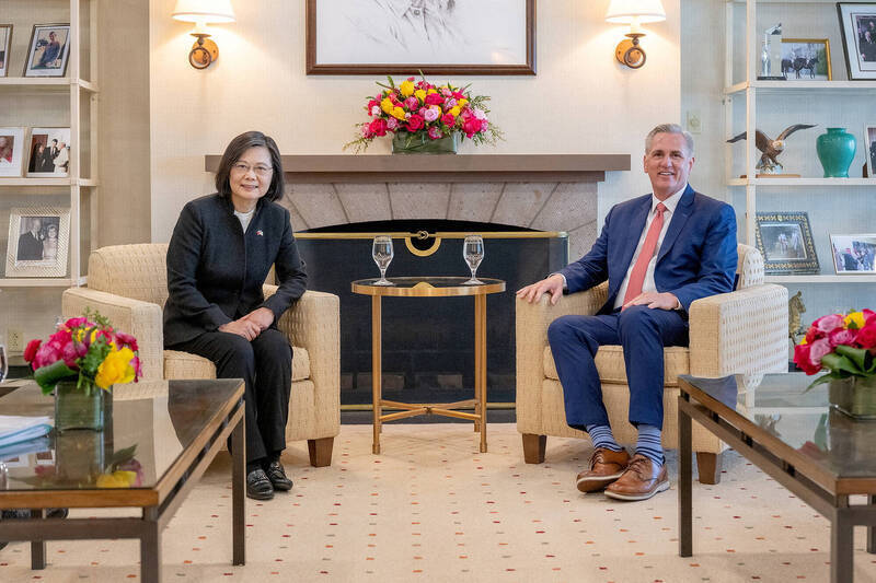 2023年4月，前总统蔡英文在位于美国加州的雷根总统图书馆会晤美国众议院议长麦卡锡（右）。（路透社）