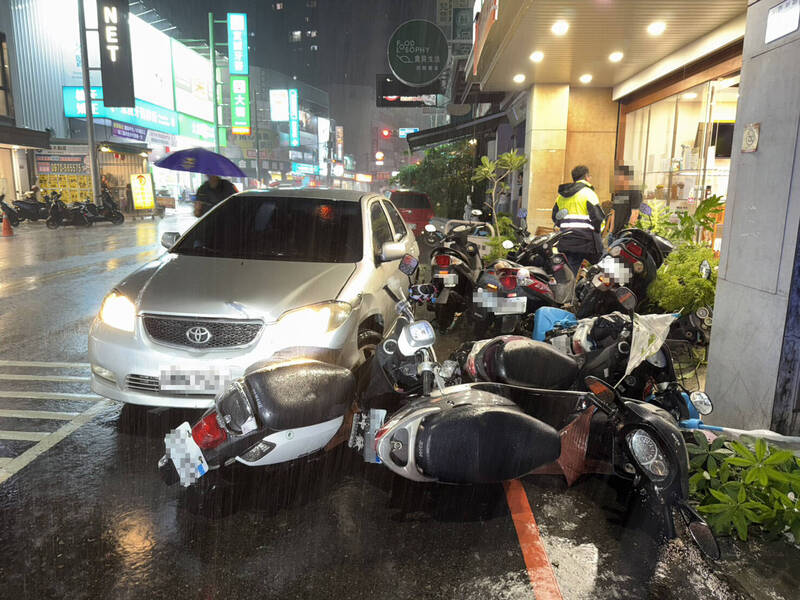 庄男毒驾撞倒路边整排汽机车。(民众提供) 庄男毒驾撞倒路边整排汽机车。(民众提供)