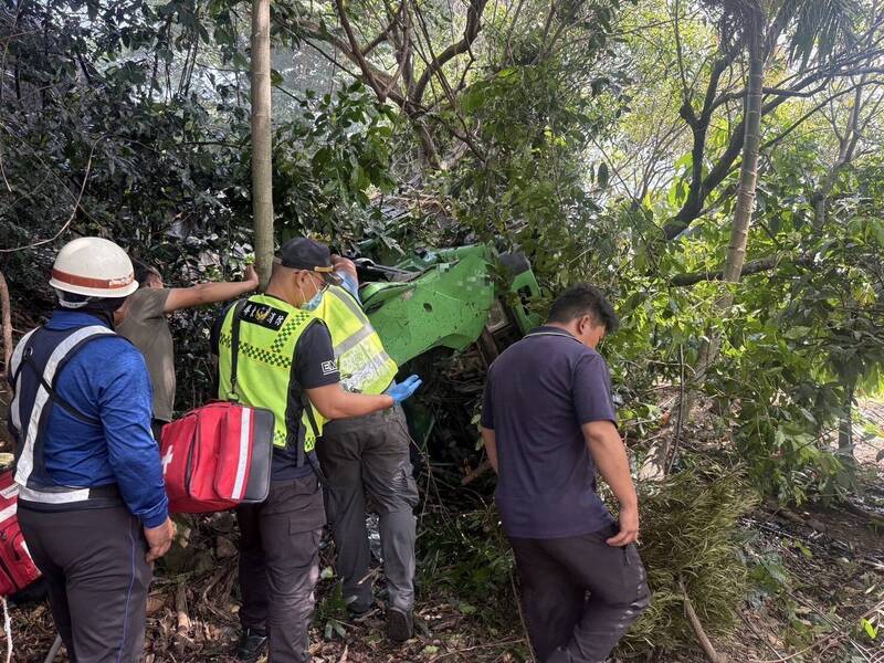 屏东县三地门乡发生大货车翻覆车祸。（屏东县里港警分局提供）