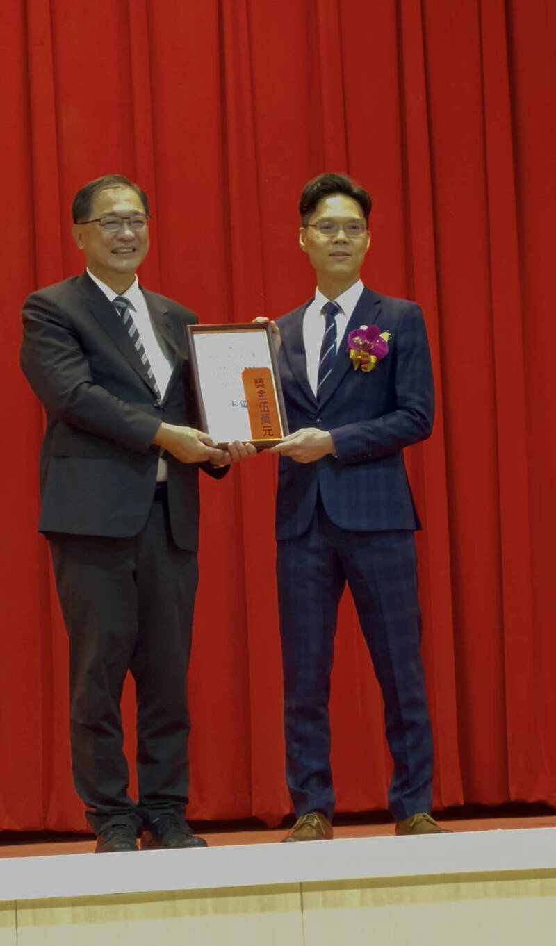 检察官黄佳彦（右）获今年度「法务部模范公务人员」，左为法务部长郑铭谦。（新北检提供）