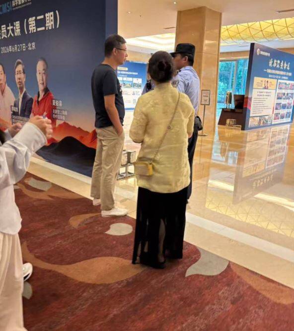 郑毓煌课程中被警察带出问话。(取自X) 郑毓煌课程中被警察带出问话。(取自X)