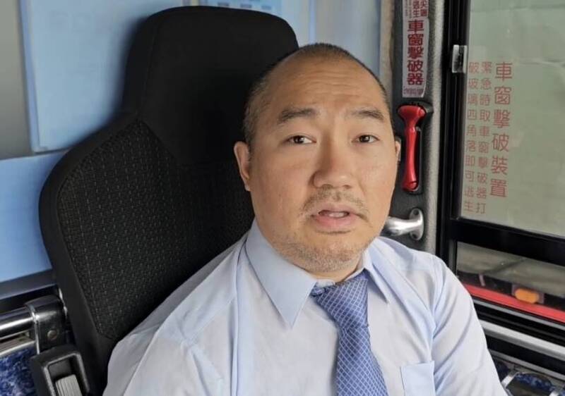兴南客运司机谢仁德发现骑士受伤倒地，见义勇为赶紧报案之外，也下车帮忙撑伞。（民众提供）